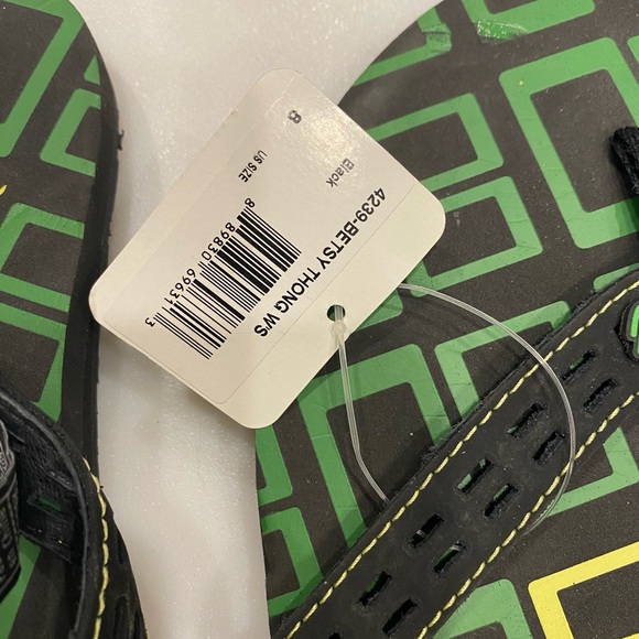 - flip flops - Picture 3 of 3